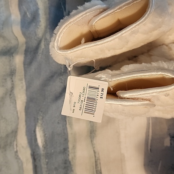 NWT! Slippers size 9/10 with velcro opening - Picture 6 of 8